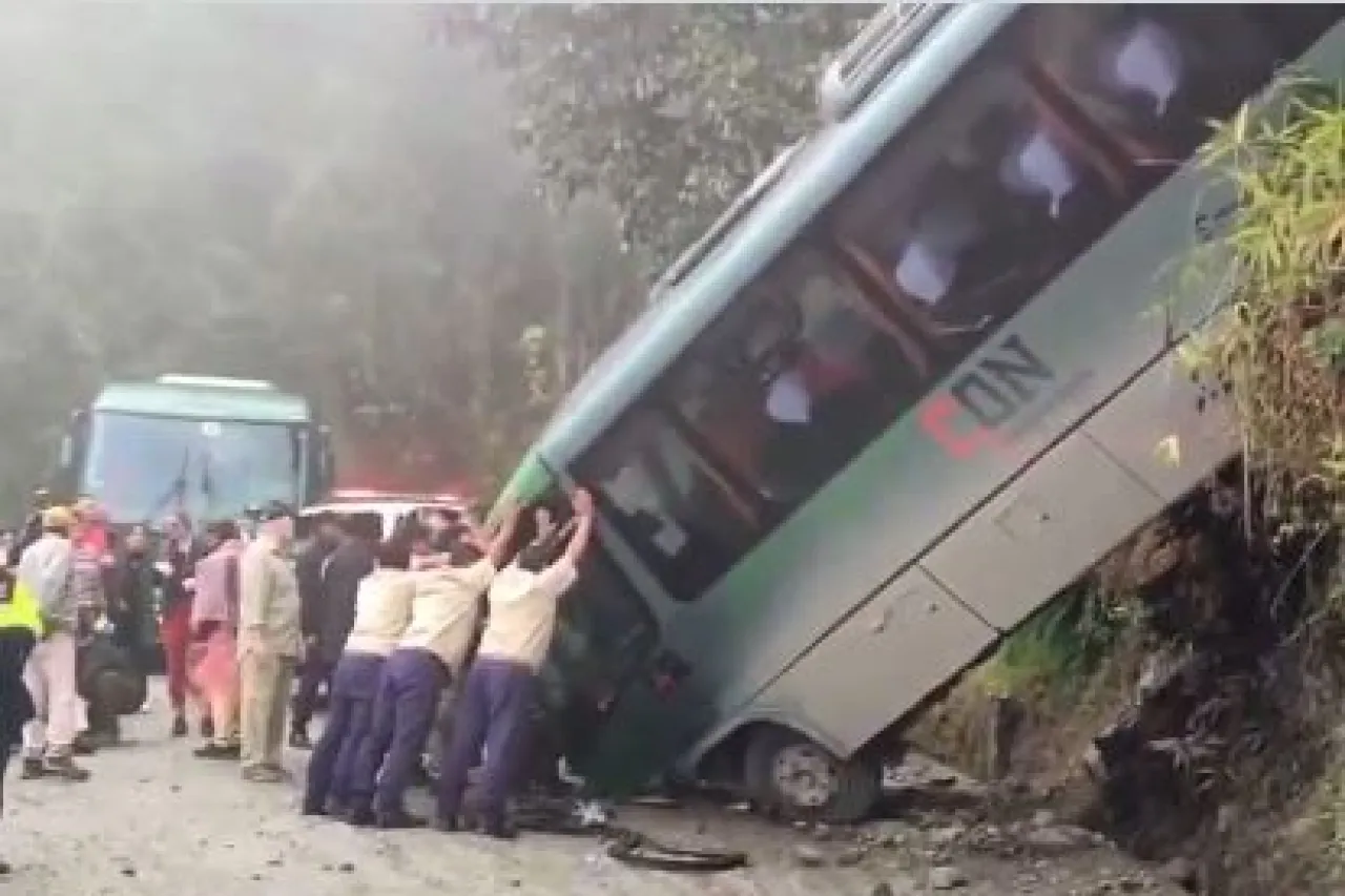 Vuelca camión con turistas en Machu Pichu, Perú