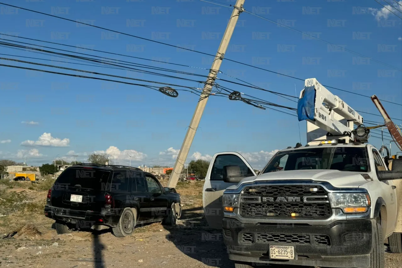 Maneja a exceso de velocidad, brinca camellón y derriba poste de la CFE