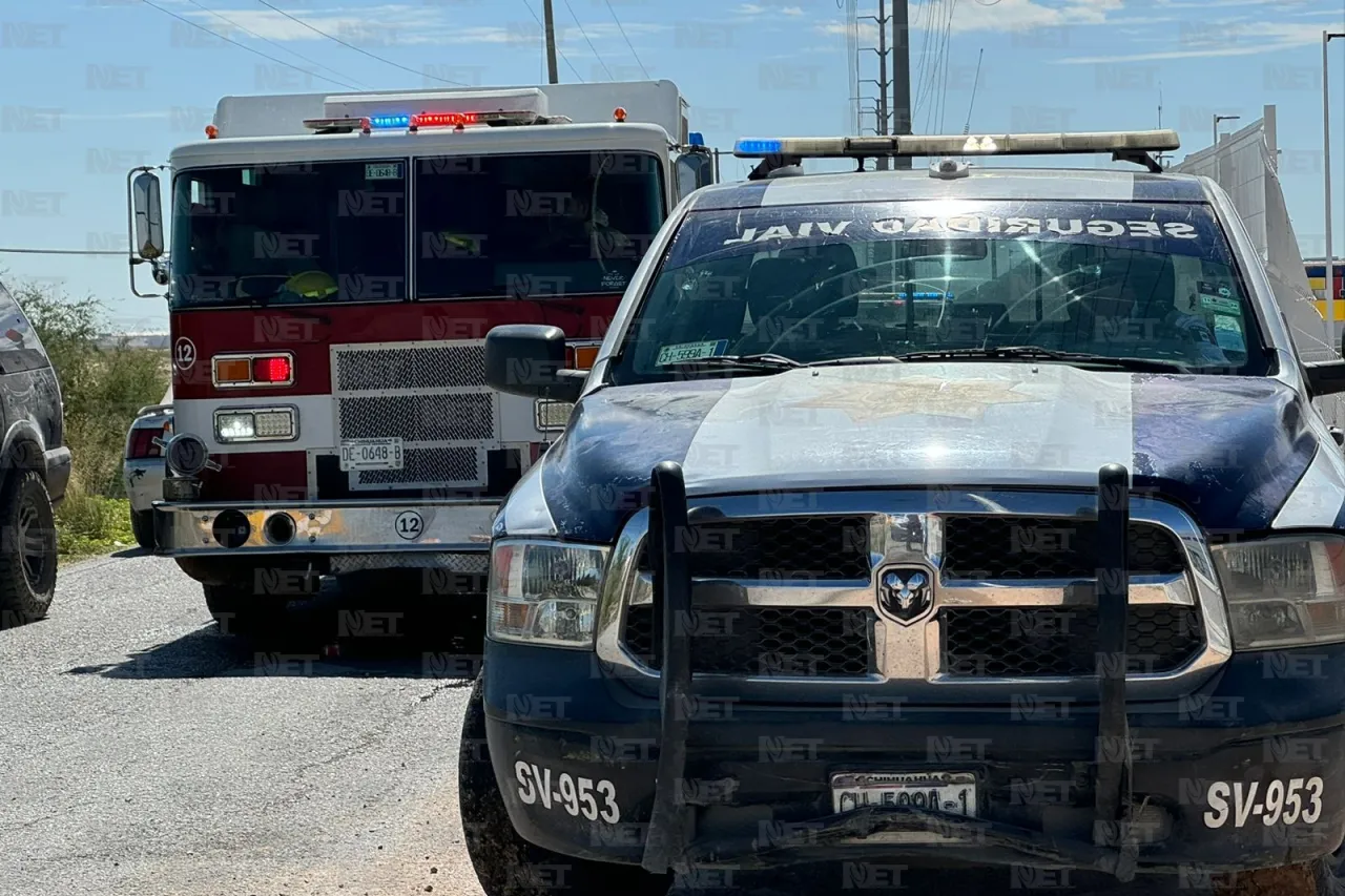 Cae conductora en un dique