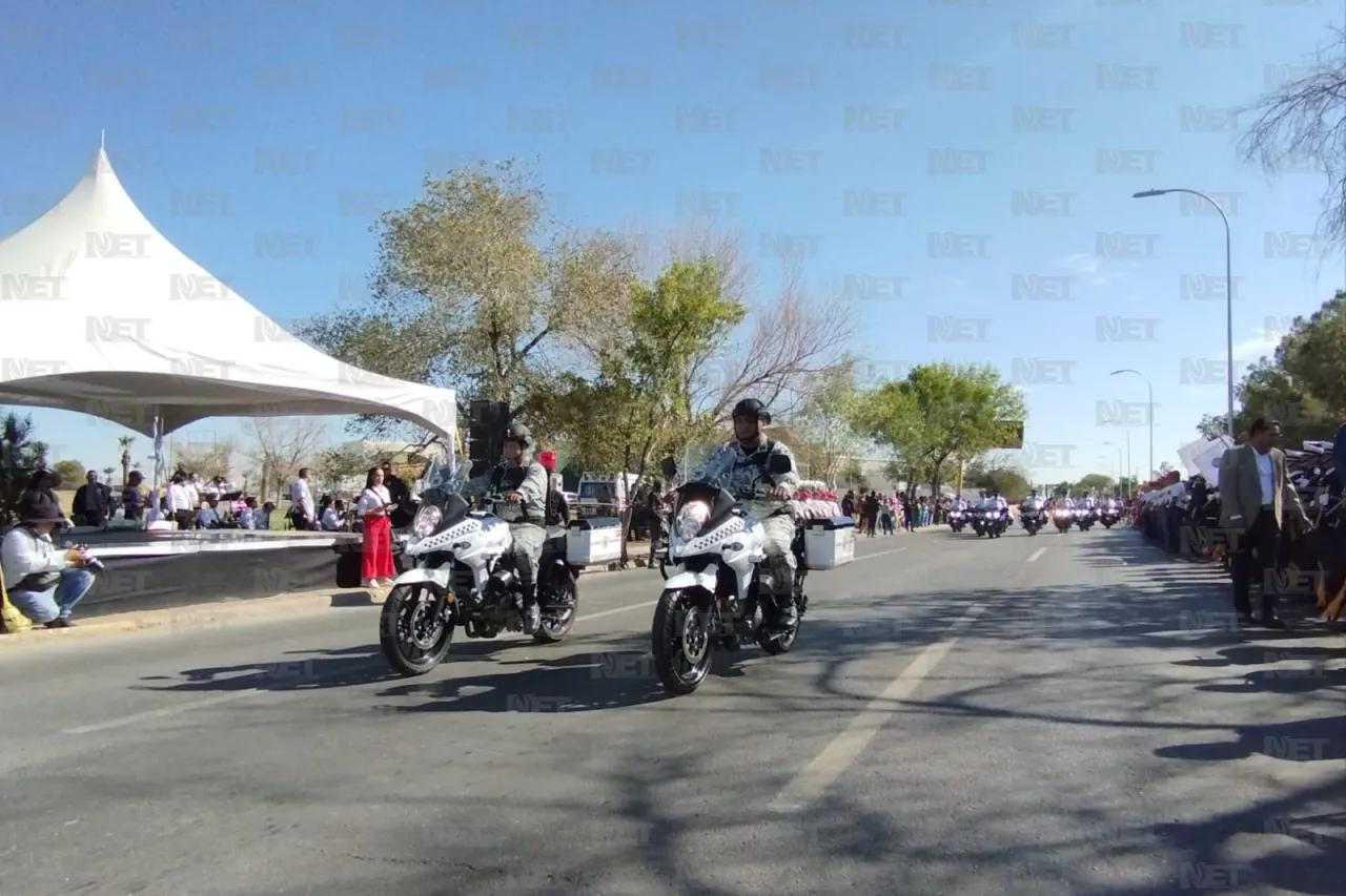 Inicia desfile del 214 aniversario de la Independencia de México