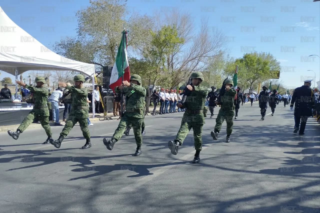 Inicia desfile del 214 aniversario de la Independencia de México