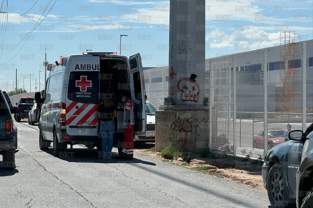 Cae conductora en un dique