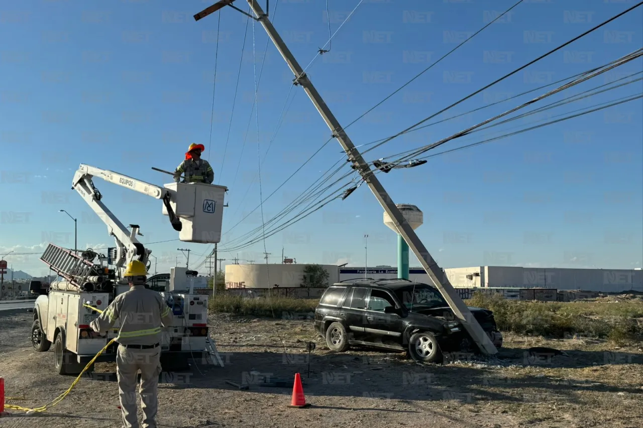 Maneja a exceso de velocidad, brinca camellón y derriba poste de la CFE