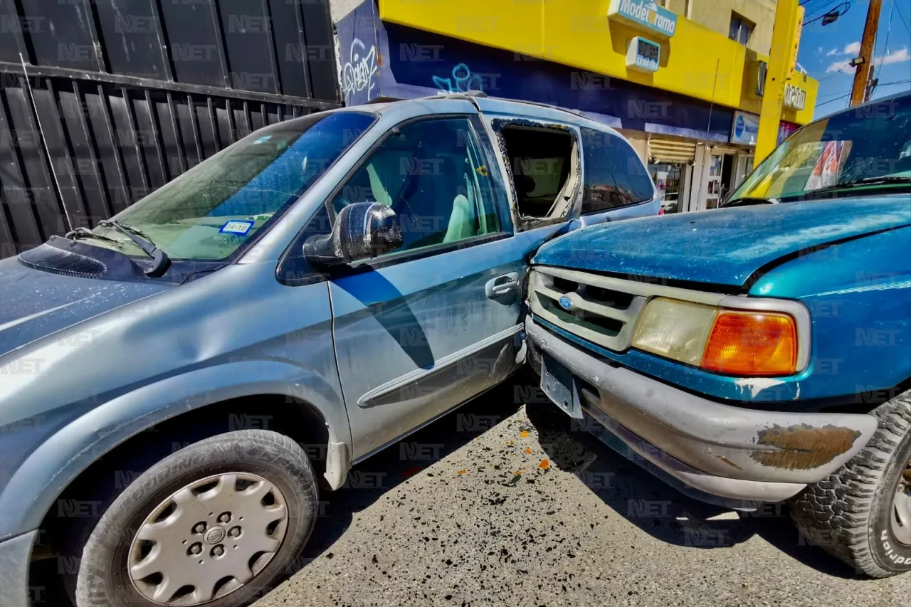 Conductor impacta a troca y la proyecta contra camioneta en la Hermanos Escobar