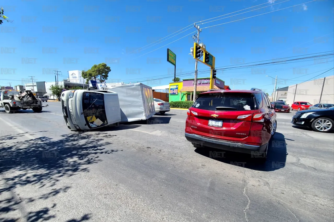 Se le atora el pie en el pedal y termina volcado