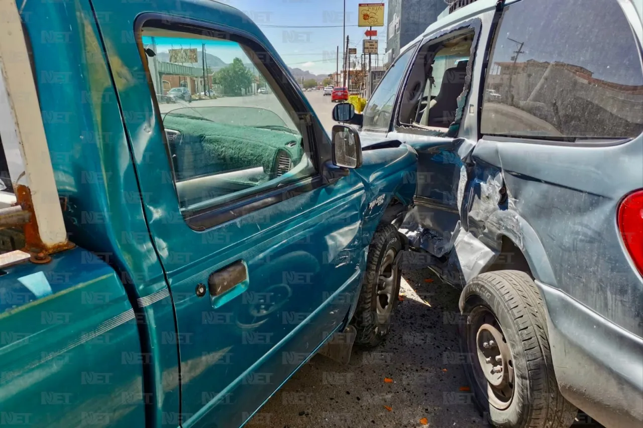 Conductor impacta a troca y la proyecta contra camioneta en la Hermanos Escobar