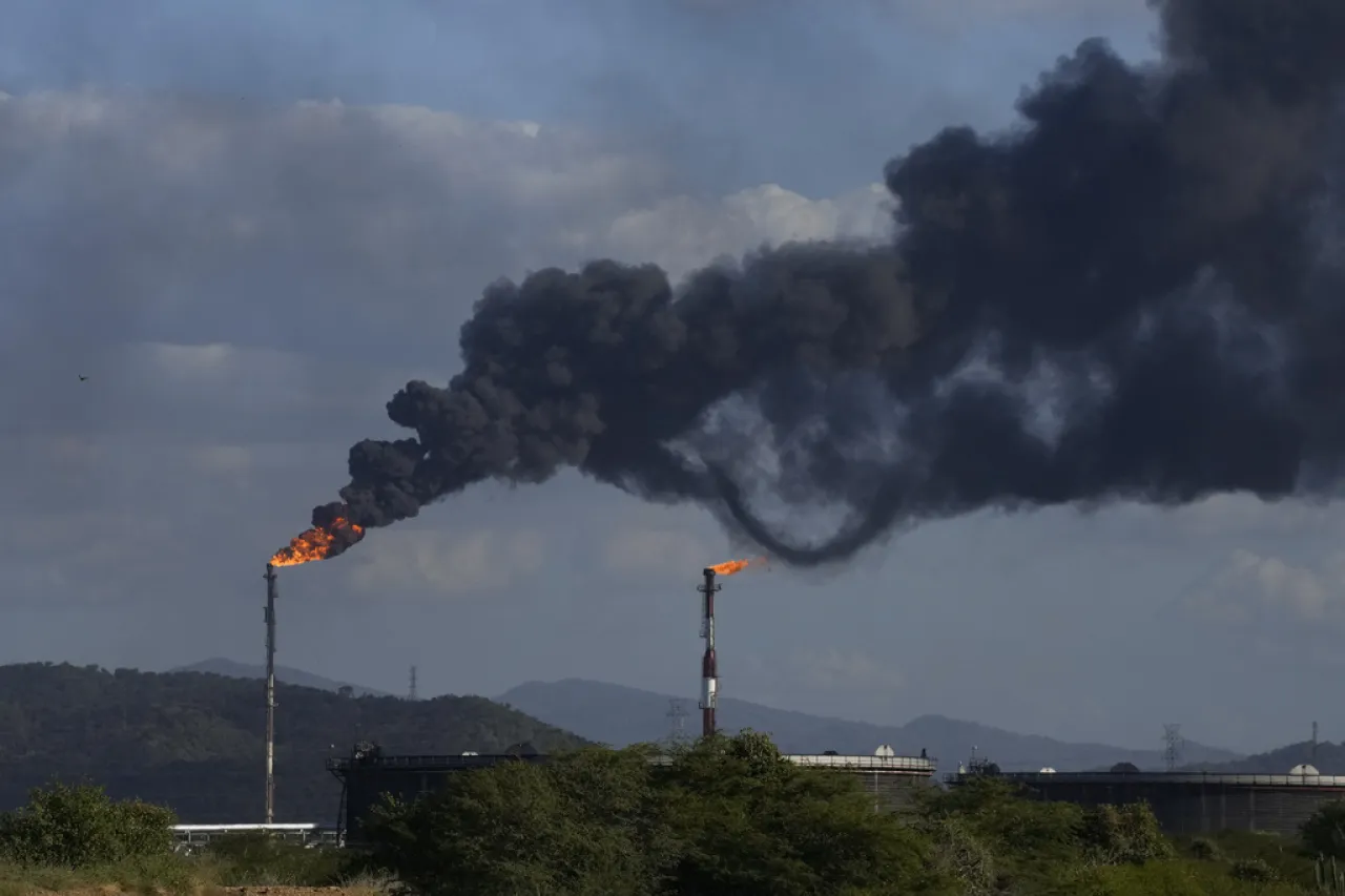 Oposición venezolana pide a EU cancelar licencias a petroleras