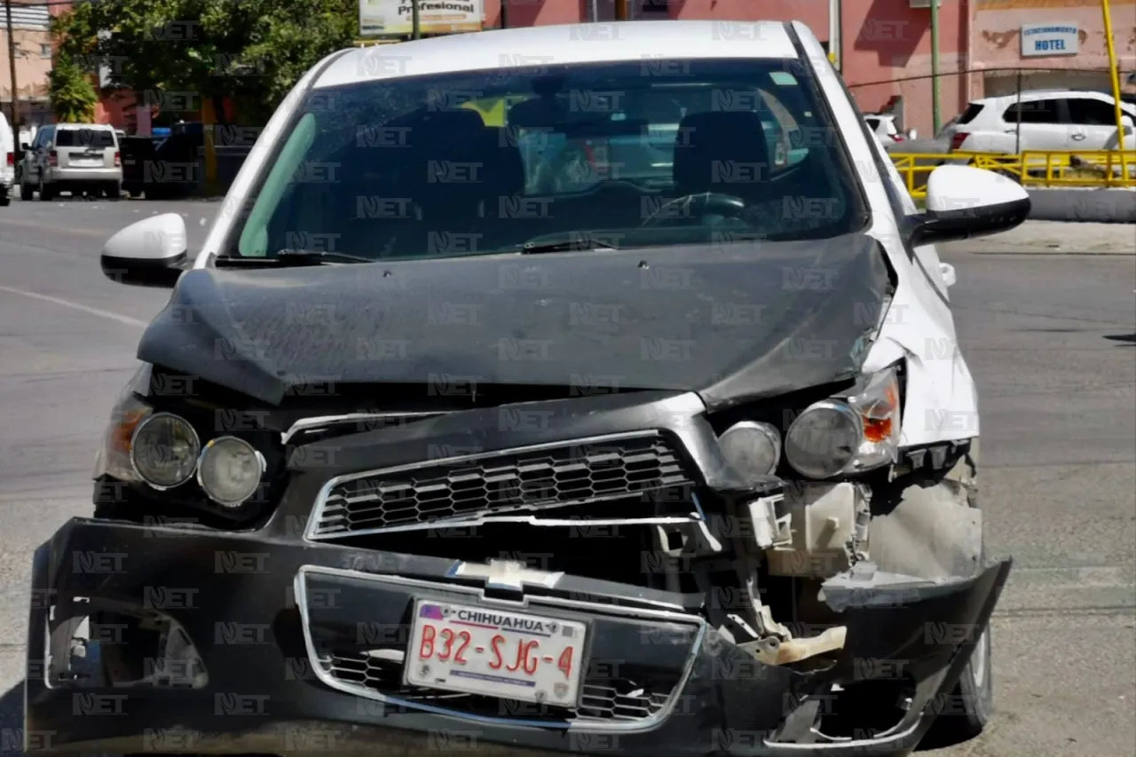 Conductor impacta a troca y la proyecta contra camioneta en la Hermanos Escobar