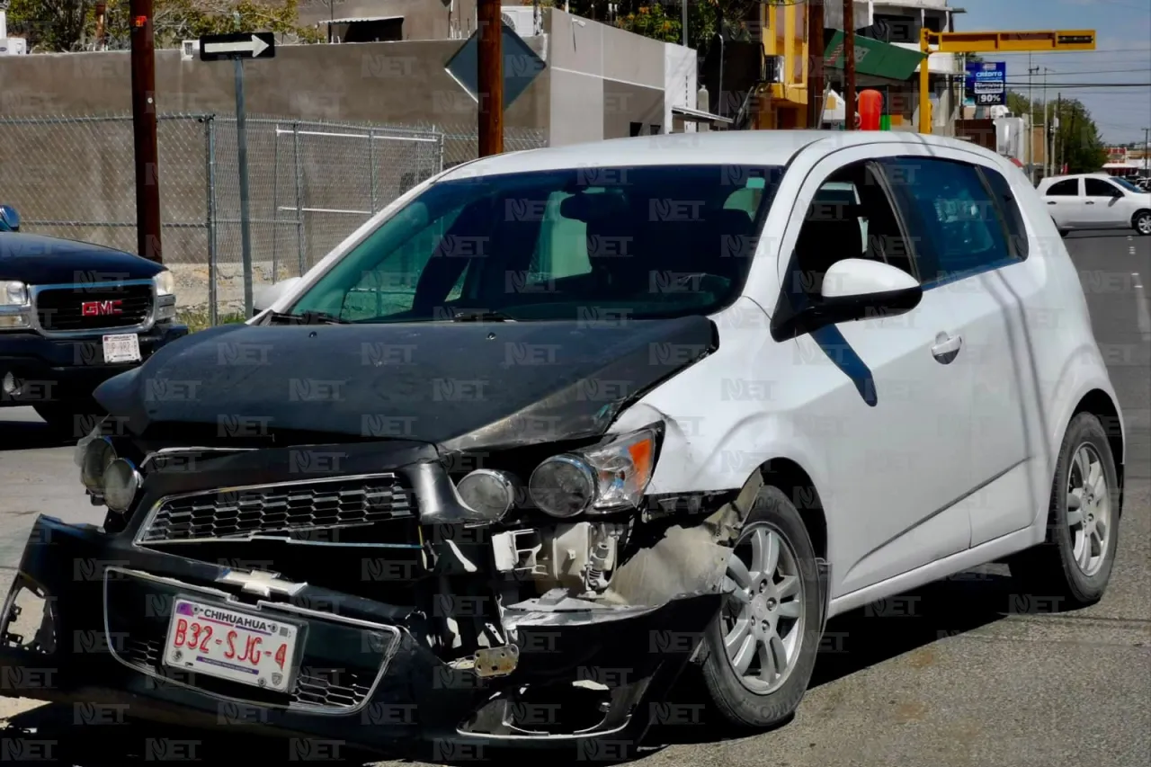 Conductor impacta a troca y la proyecta contra camioneta en la Hermanos Escobar