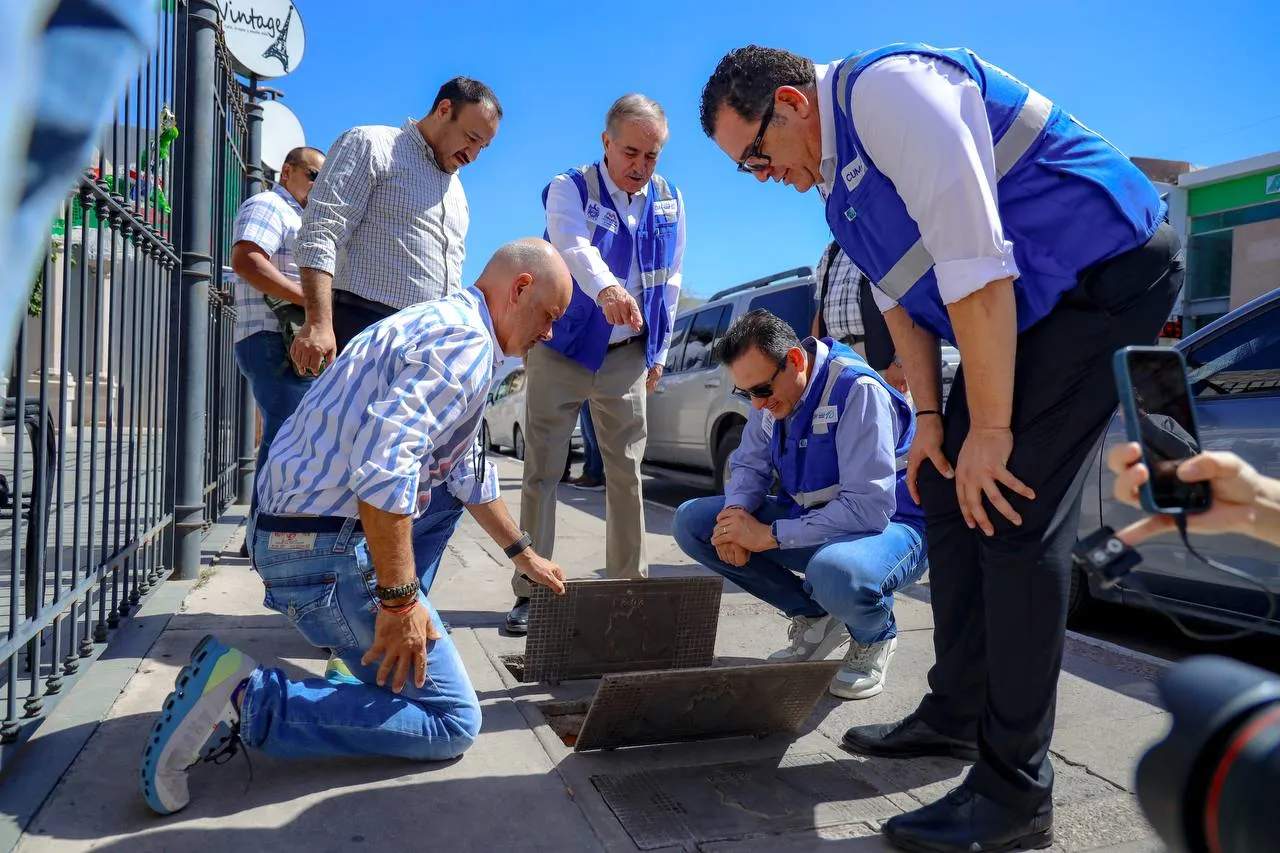 Reparan registros de agua potable del Centro Histórico en Chihuahua