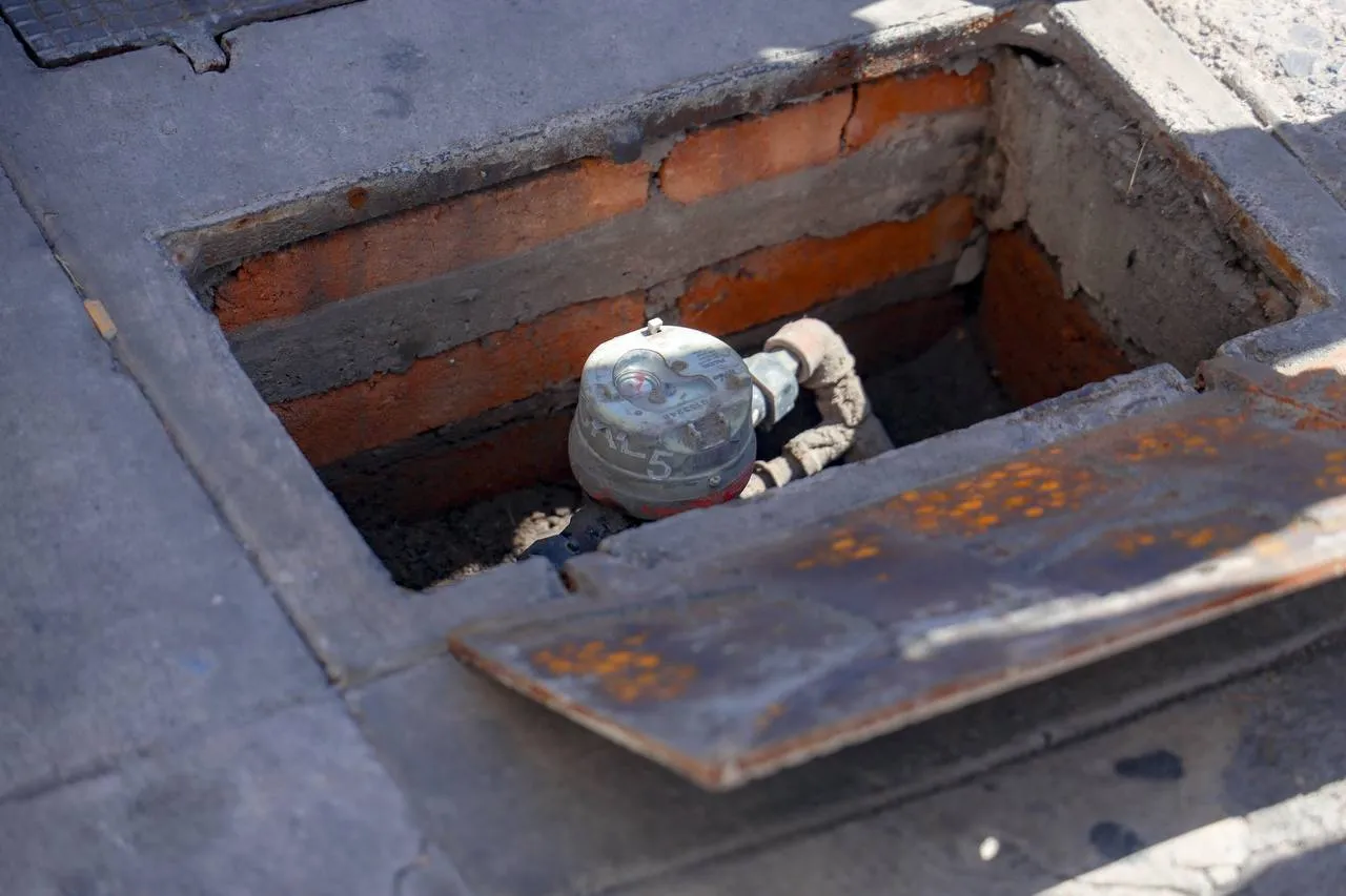 Reparan registros de agua potable del Centro Histórico en Chihuahua