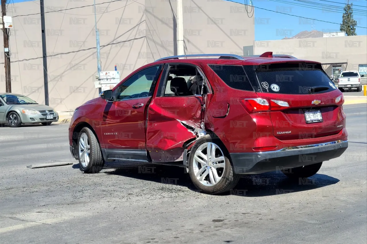 Se le atora el pie en el pedal y termina volcado