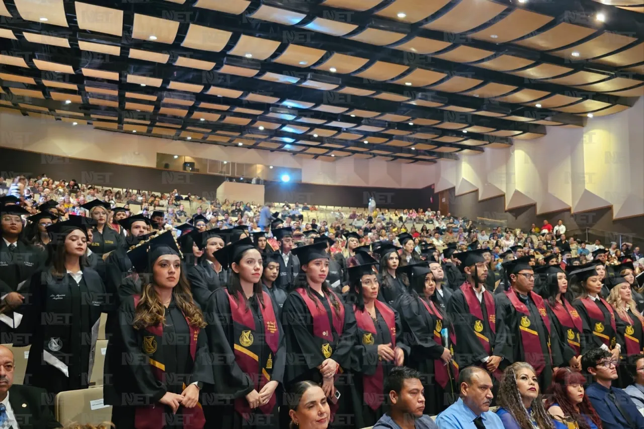 Acompaña alcalde a graduados de la UACh