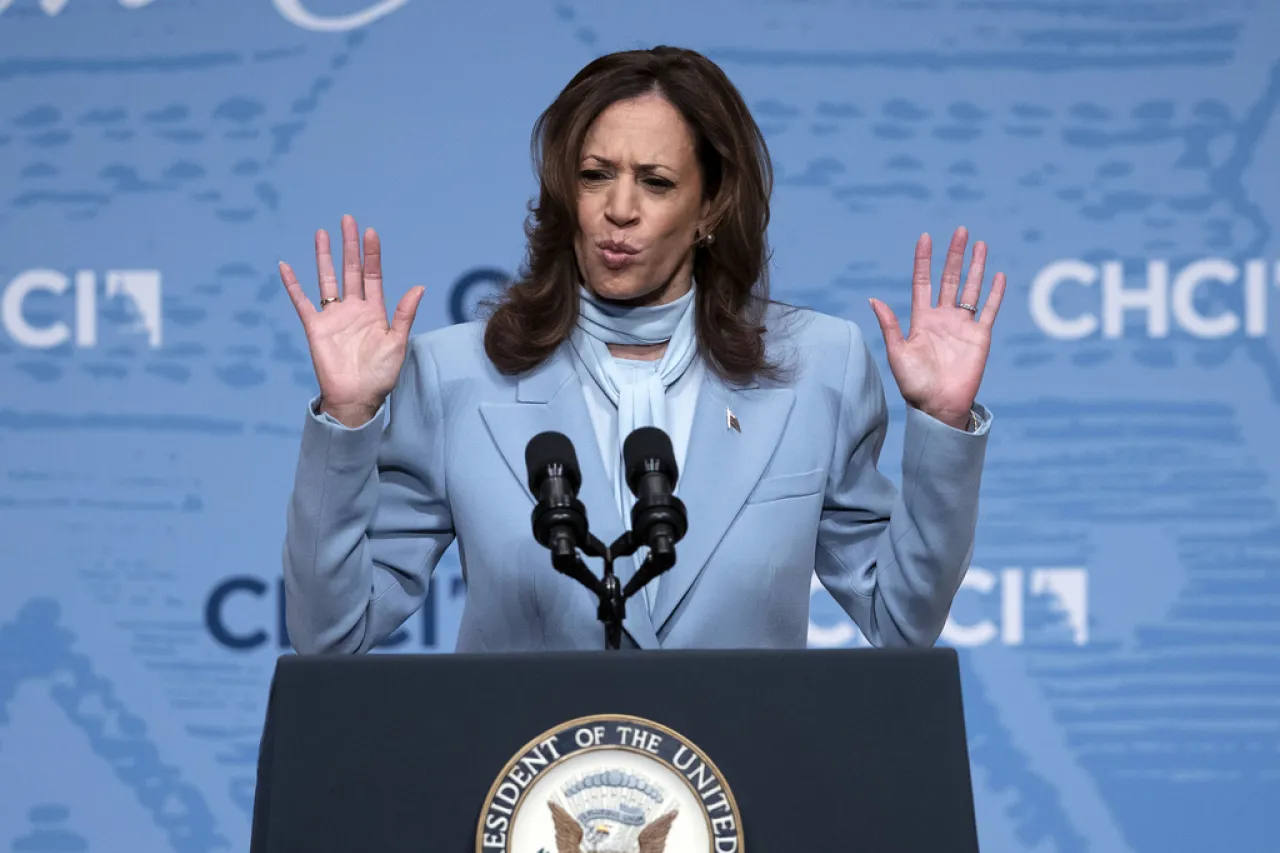 Harris critica promesa de Trump de realizar deportaciones en masa