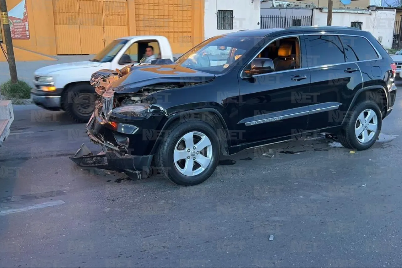 Jeep se cambia de carril y choca con camión