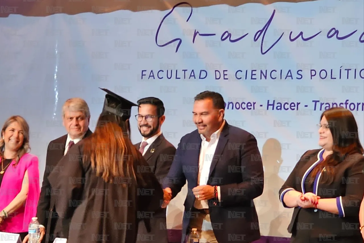 Acompaña alcalde a graduados de la UACh