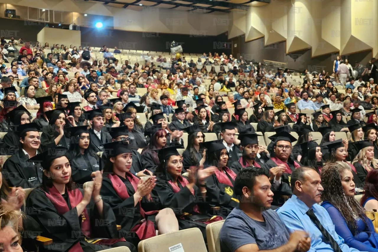 Acompaña alcalde a graduados de la UACh