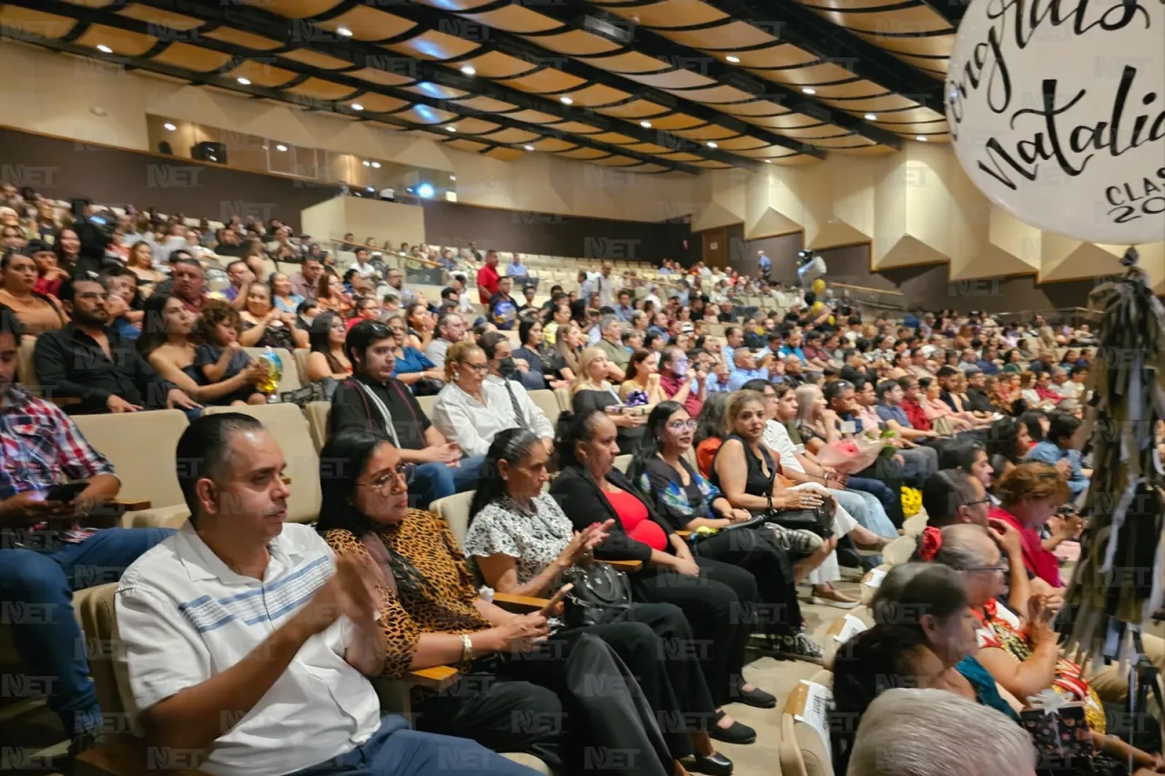 Acompaña alcalde a graduados de la UACh