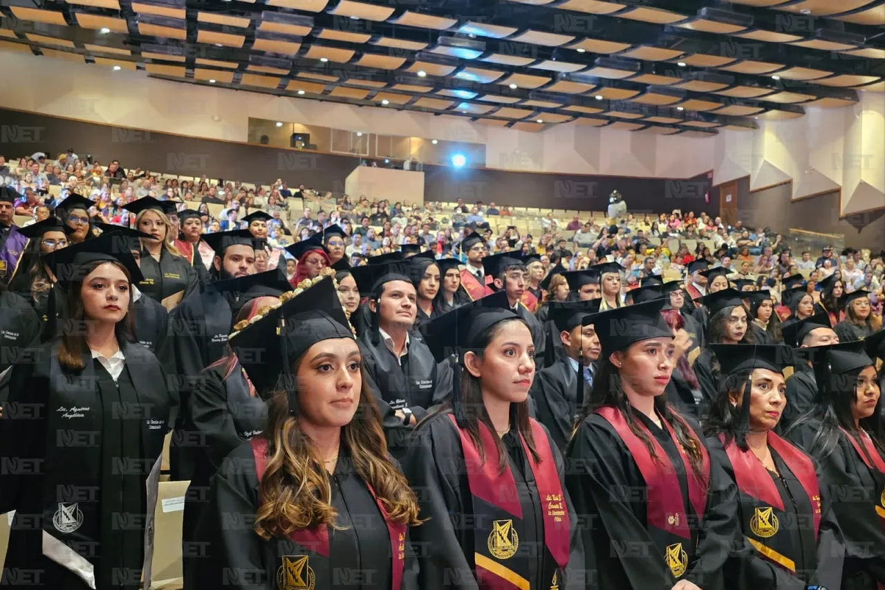 Acompaña alcalde a graduados de la UACh