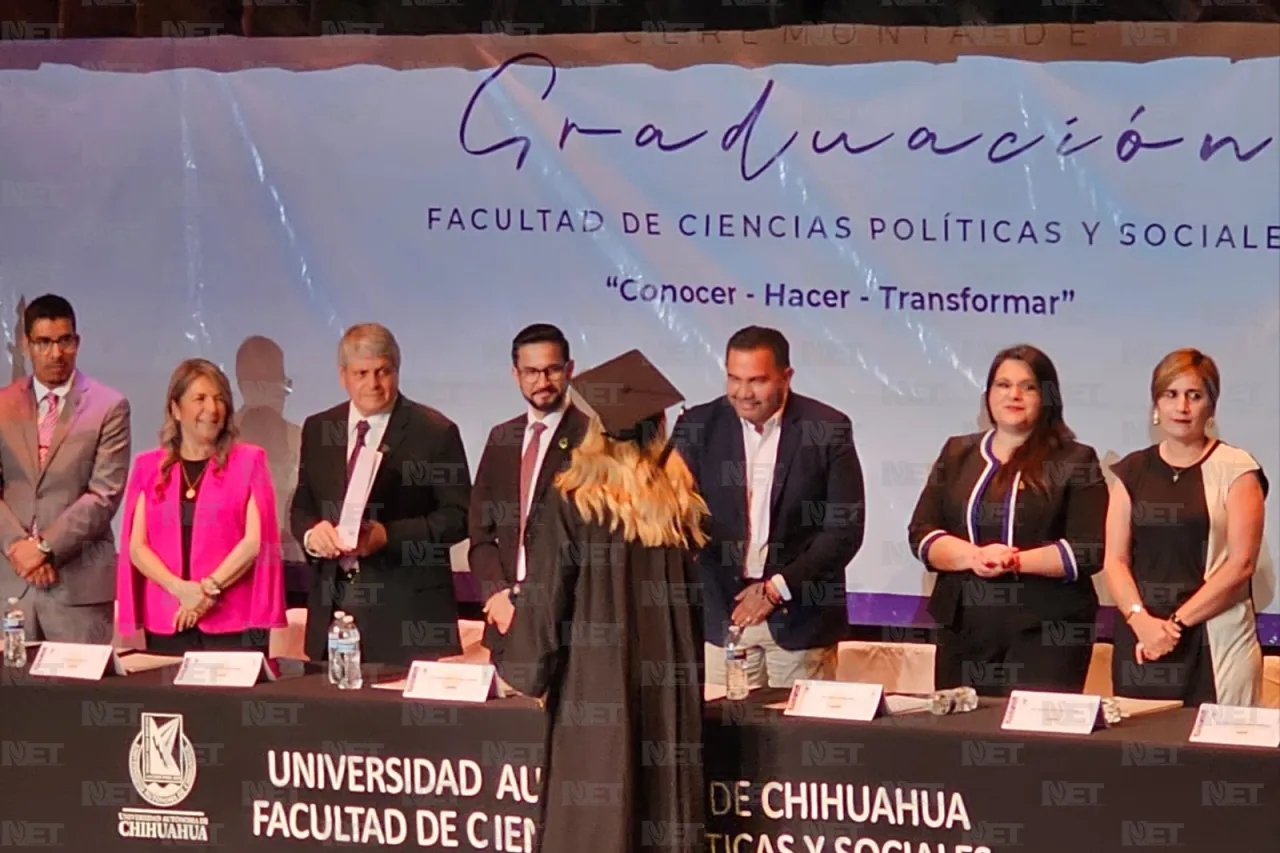 Acompaña alcalde a graduados de la UACh