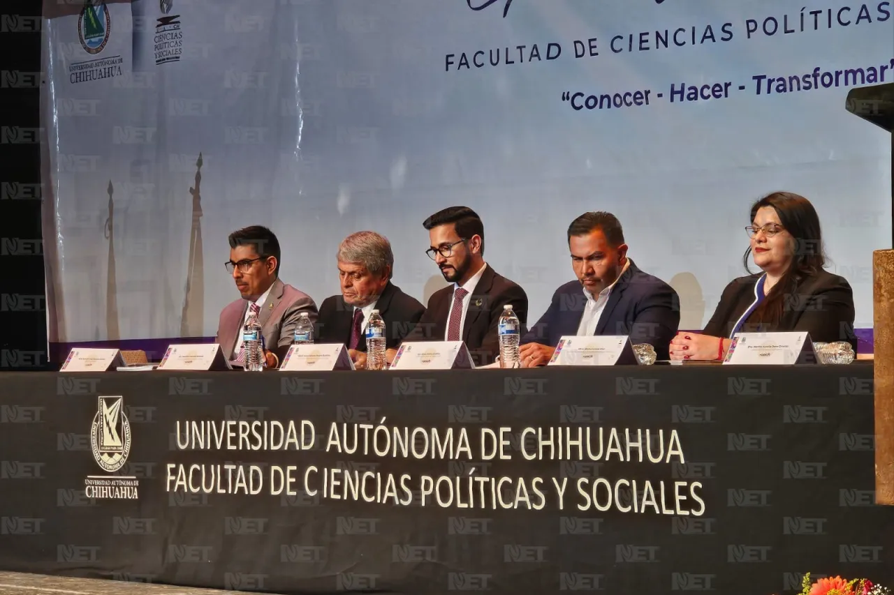 Acompaña alcalde a graduados de la UACh