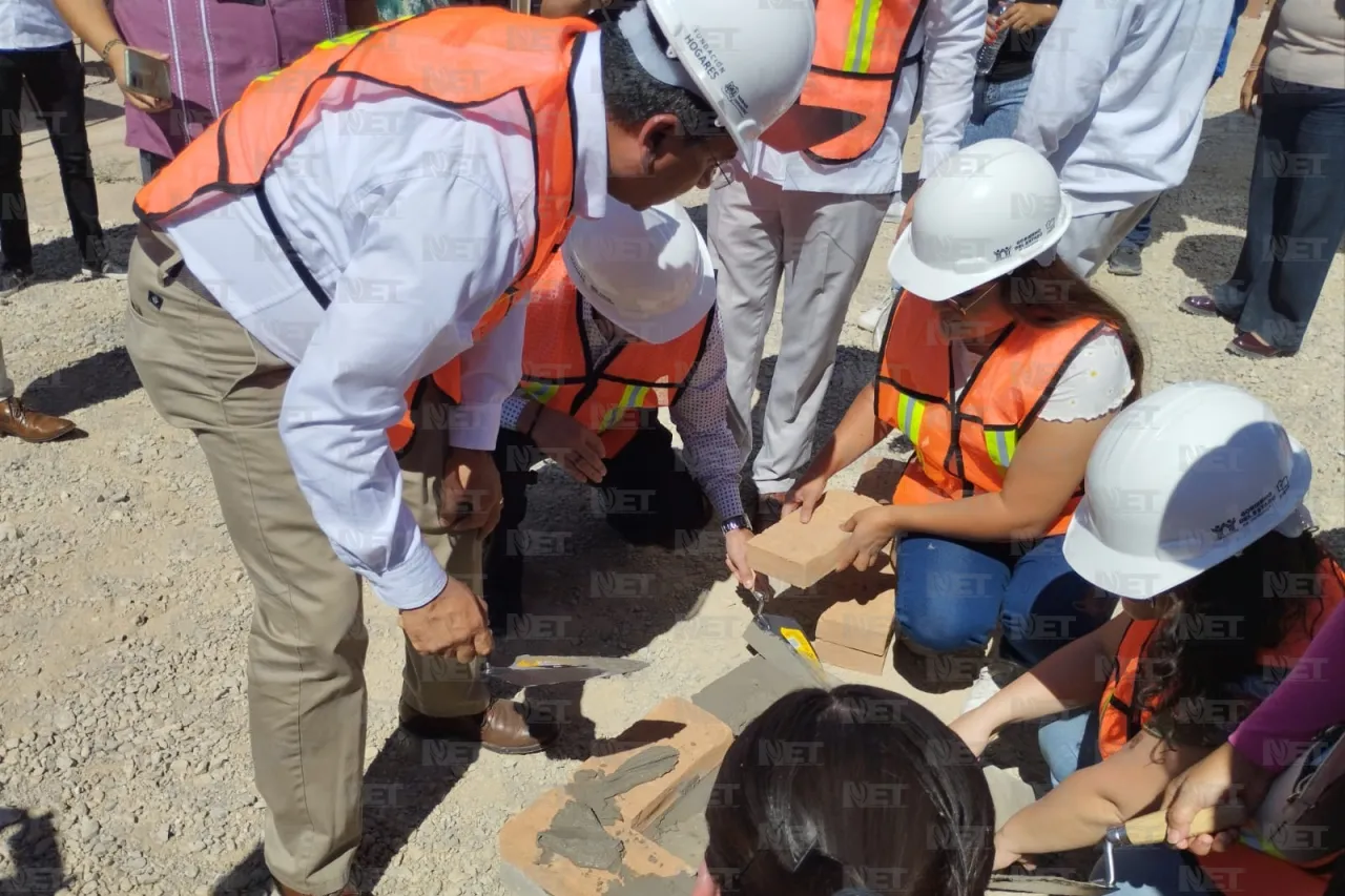 Colocan primera piedra del Centro Comunitario Parajes de San José