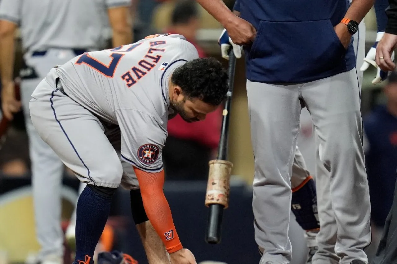 Video: Expulsan a José Altuve... Por quitarse un zapato