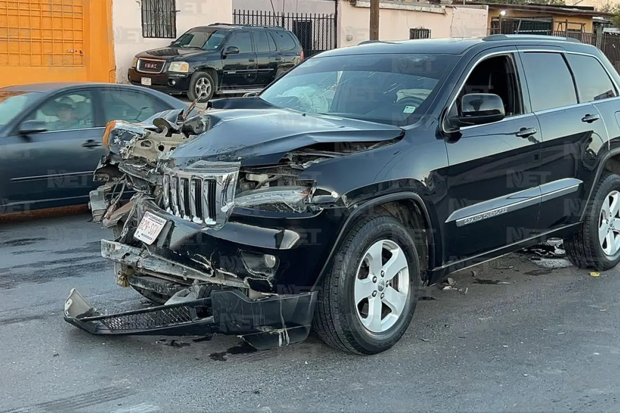 Jeep se cambia de carril y choca con camión