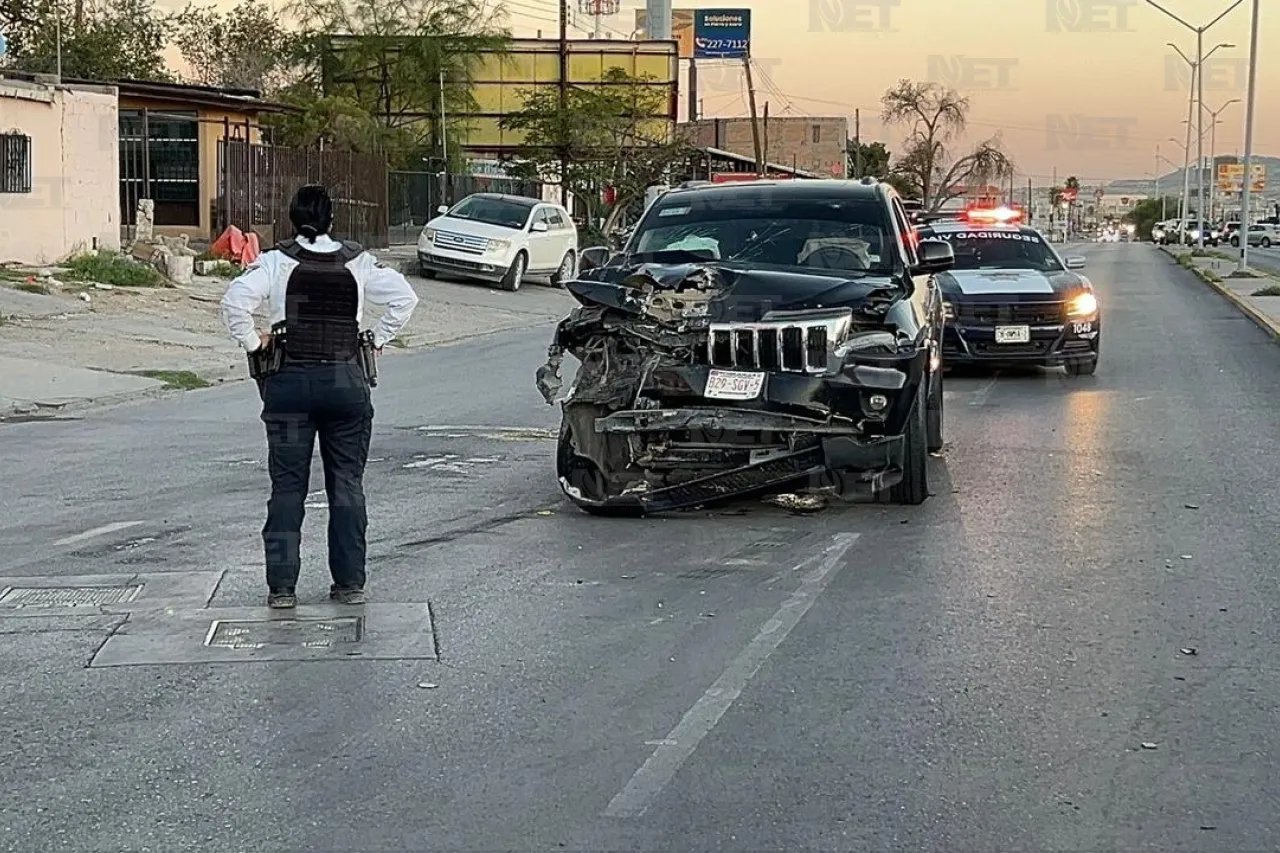 Jeep se cambia de carril y choca con camión