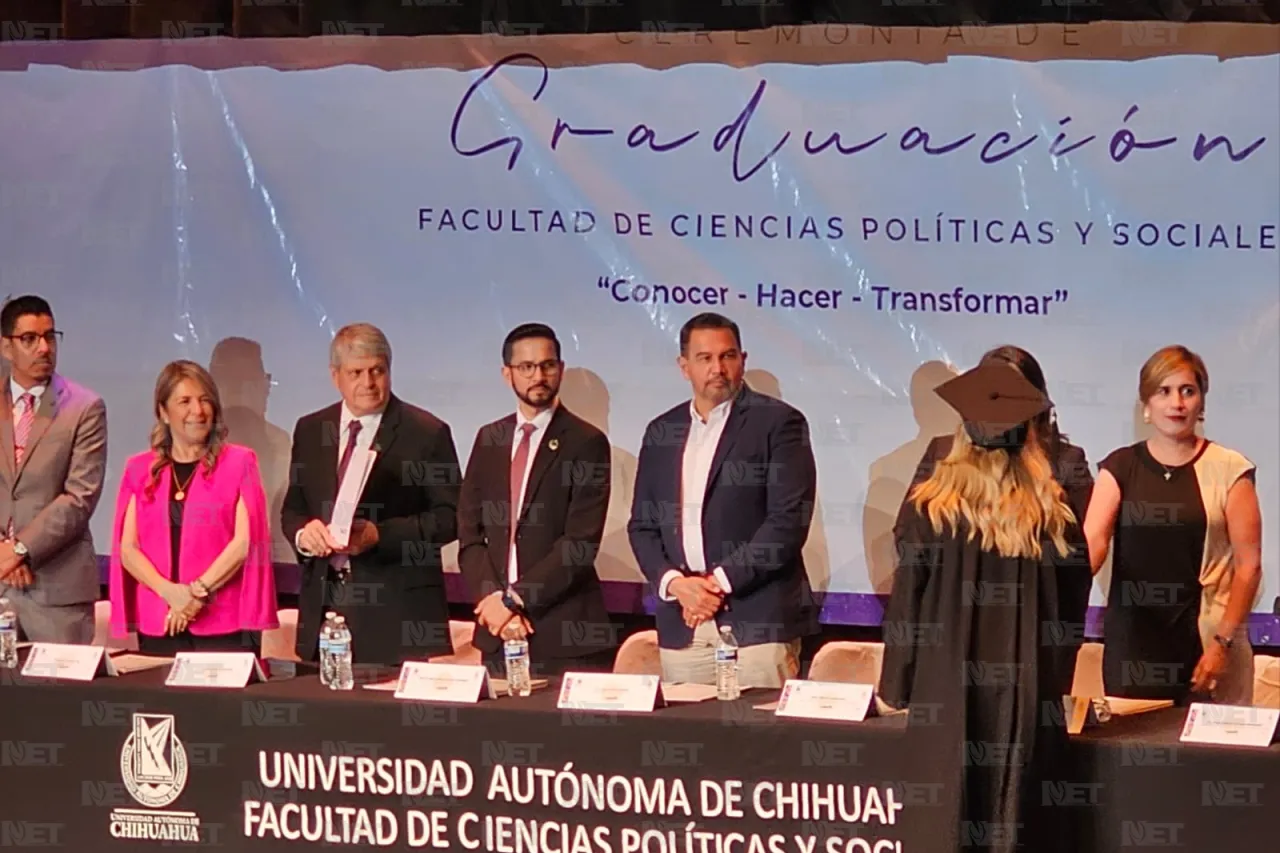 Acompaña alcalde a graduados de la UACh