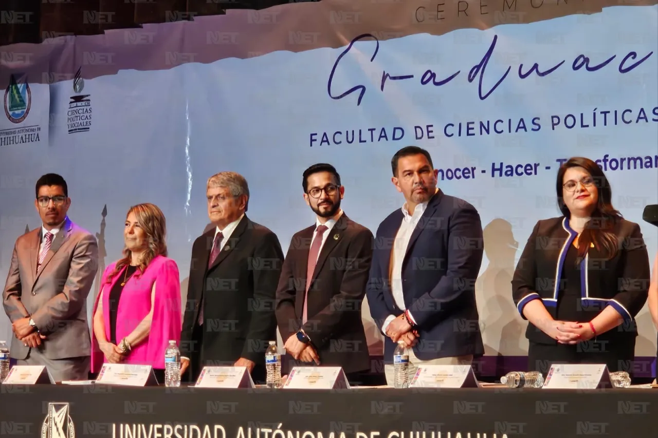 Acompaña alcalde a graduados de la UACh