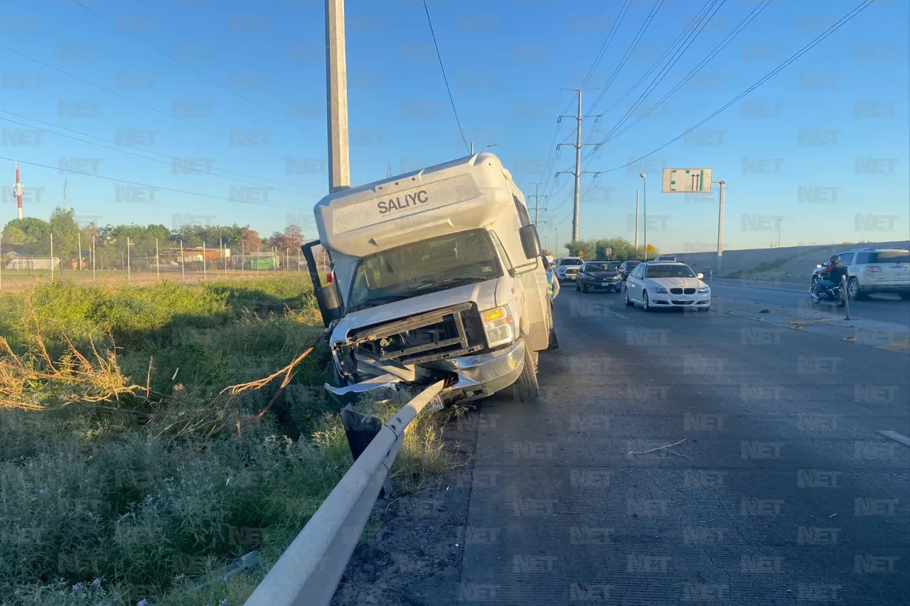 Camión se salva de caer al canal del Juan Pablo II