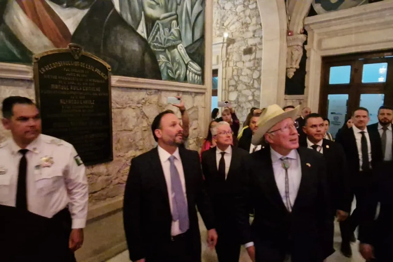 Llega Ken Salazar a Palacio de Gobierno para encuentro con Maru