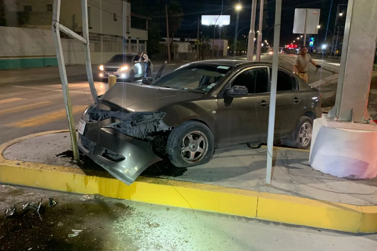 Choca por viajar a exceso de velocidad