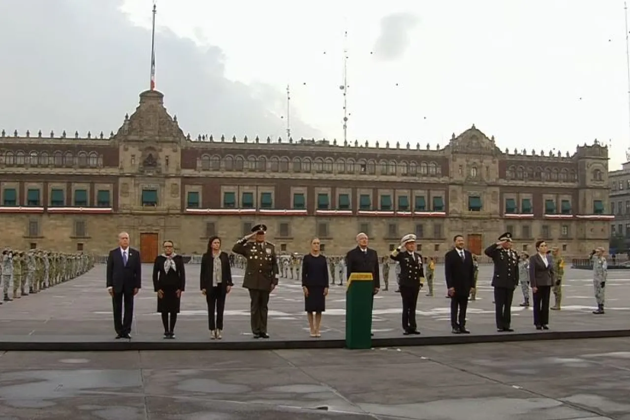 Realiza AMLO izamiento de bandera por víctimas del 19S