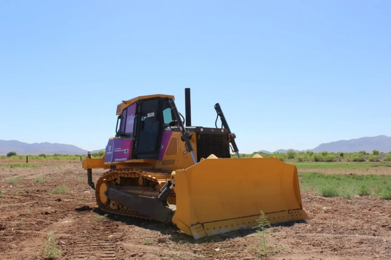 Rehabilitan caminos rurales y construyen presones en pro de agricultores