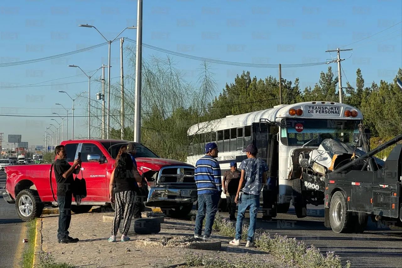 Fotos: Camión choca y se 'incrusta' dentro de barda