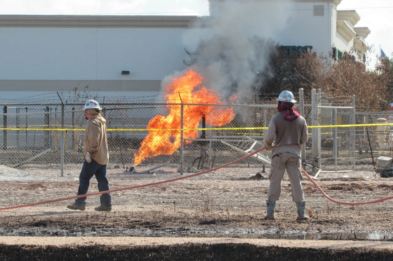 Incendio en oleoducto de Houston se extingue después de 4 días