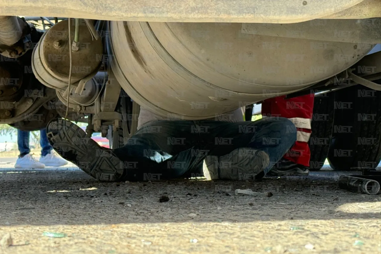 Queda prensado conductor de camión tras chocar contra ruta