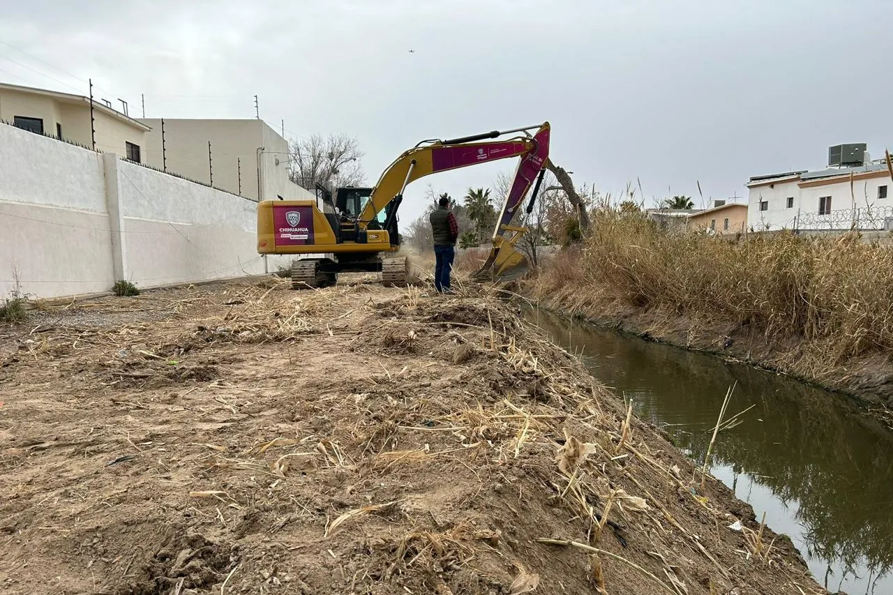 Rehabilitan caminos rurales y construyen presones en pro de agricultores