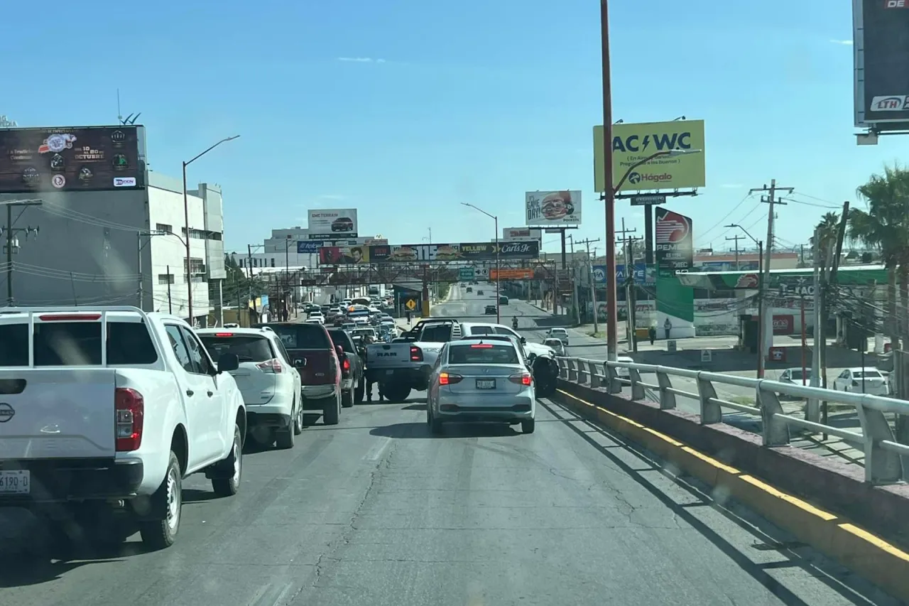 Accidente causa caos vial en el Puente al Revés