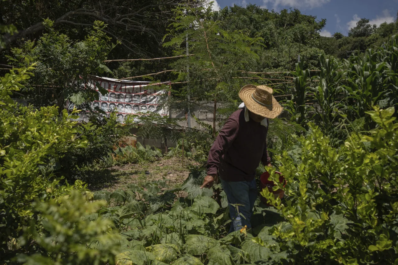 Diez años sin respuestas en México; padres de los 43 no se rinden