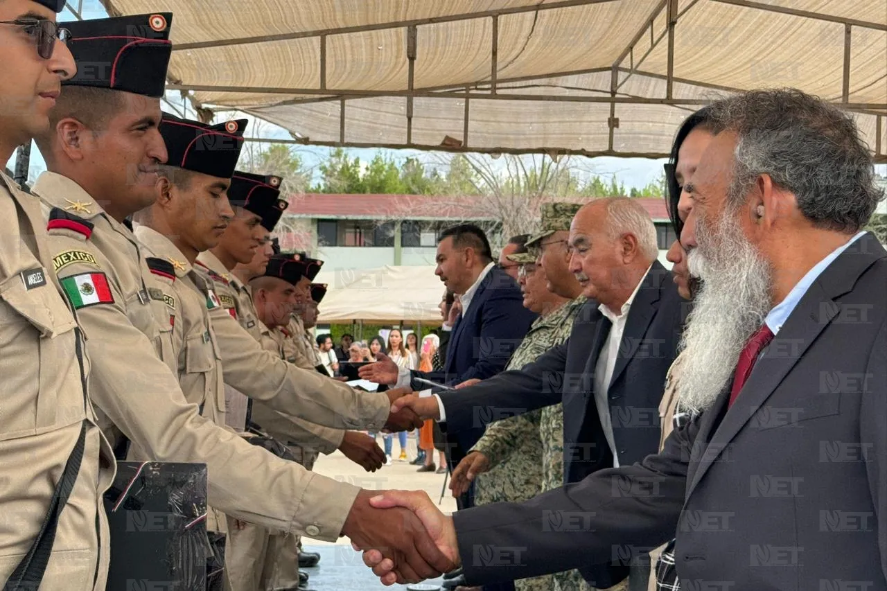 Se gradúan 100 cadetes con liberación de cartilla militar