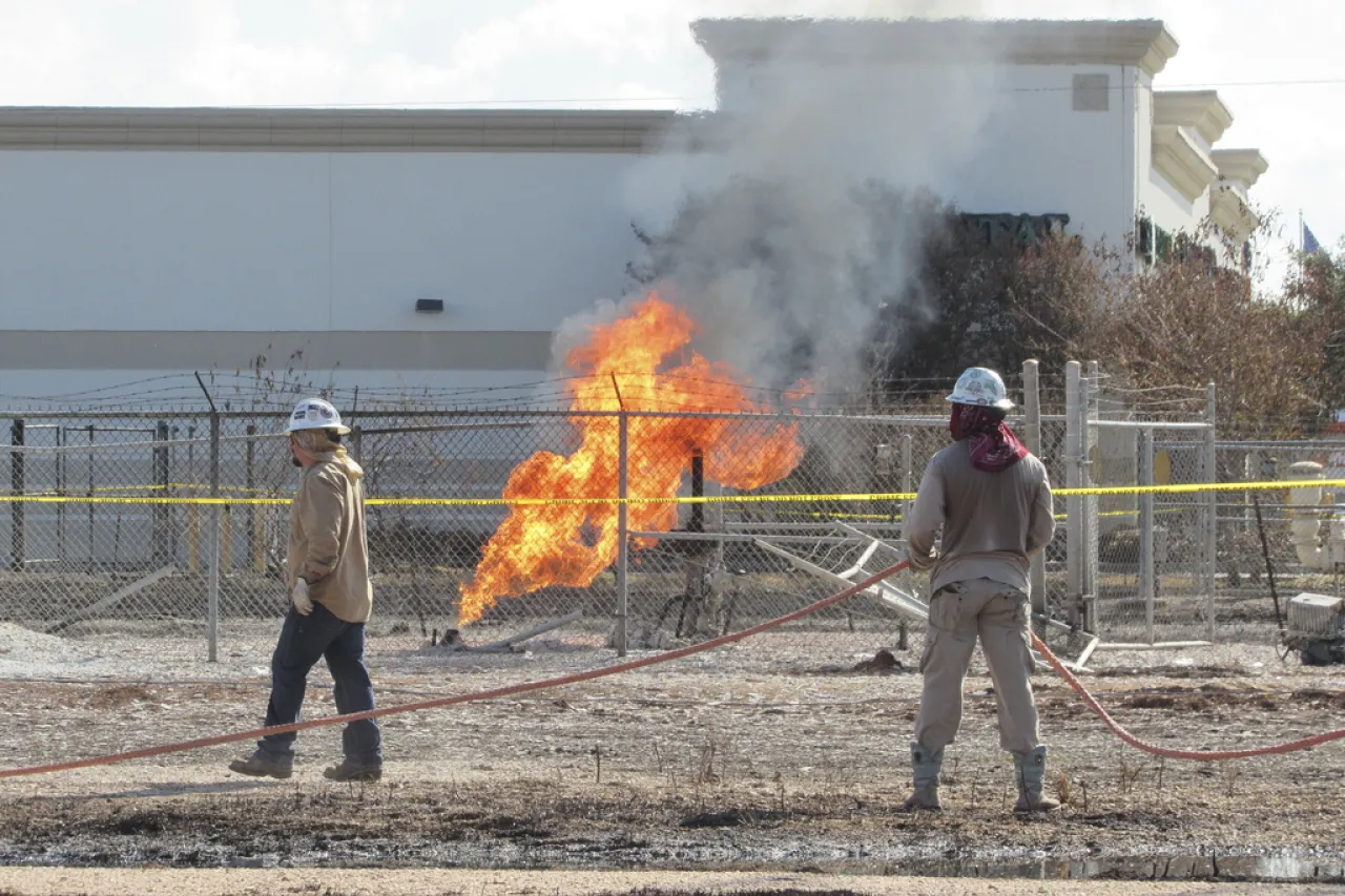 Incendio en oleoducto de Houston se extingue después de 4 días