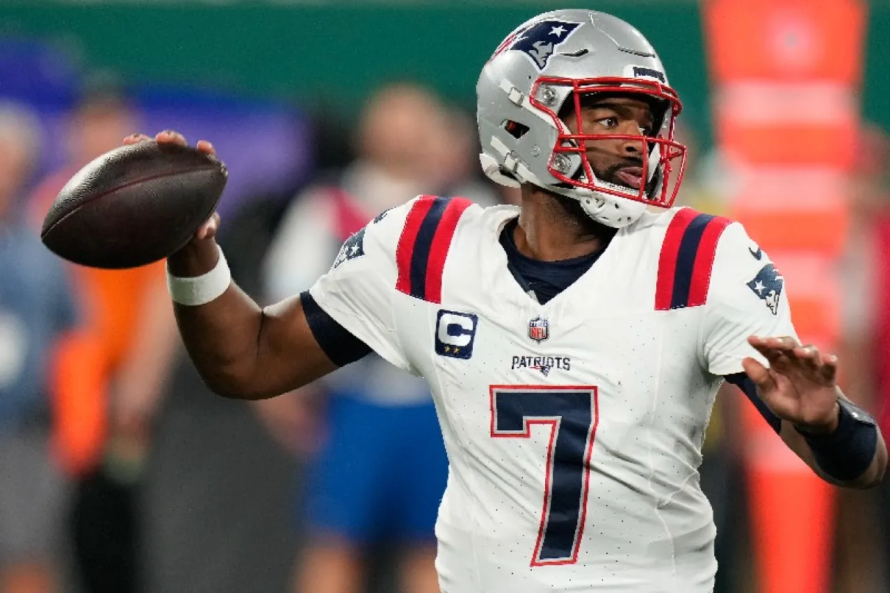 'Aguantan' Patriots a Jacoby Brissett como QB titular