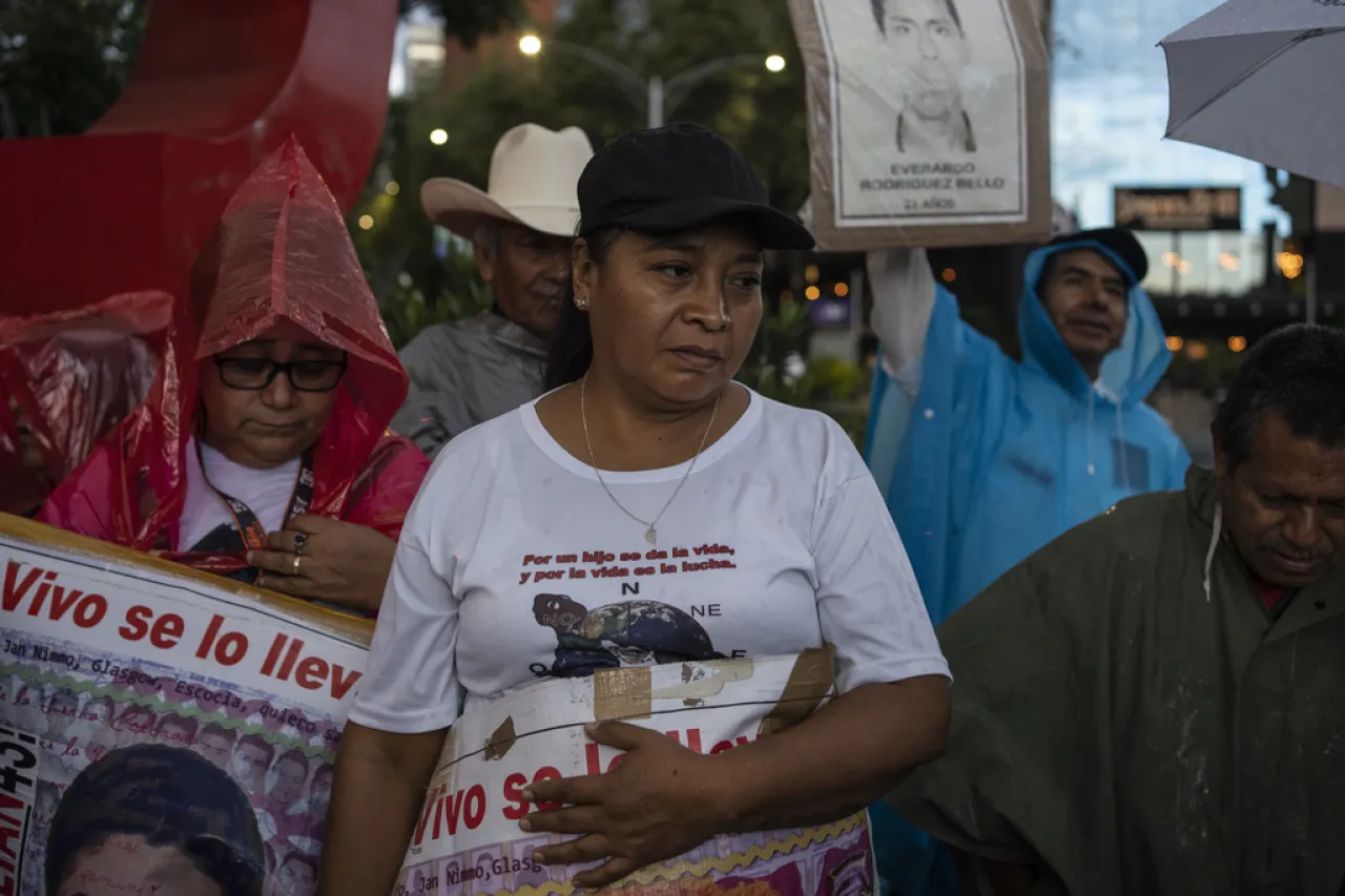 Diez años sin respuestas en México; padres de los 43 no se rinden