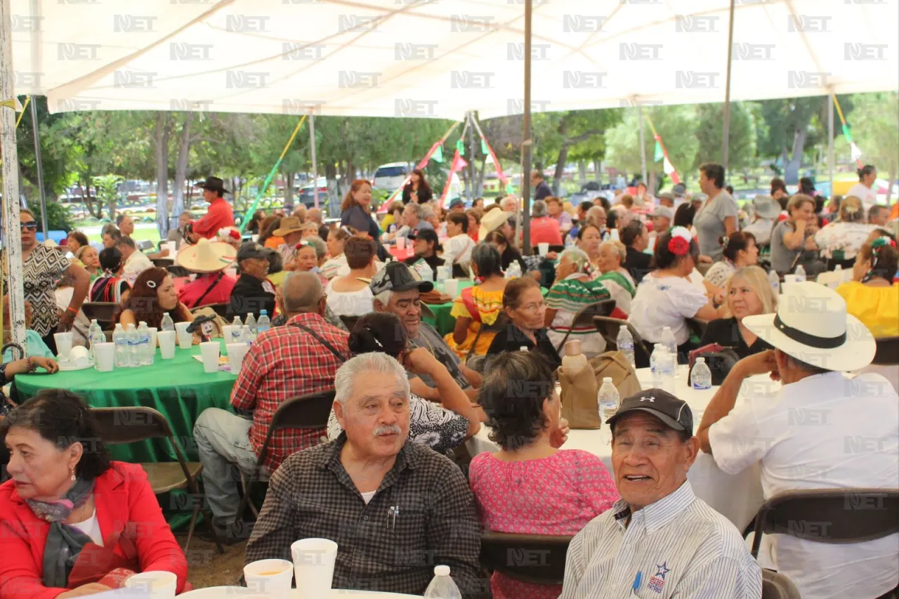 Celebran fiesta mexicana más de 3 mil adultos mayores