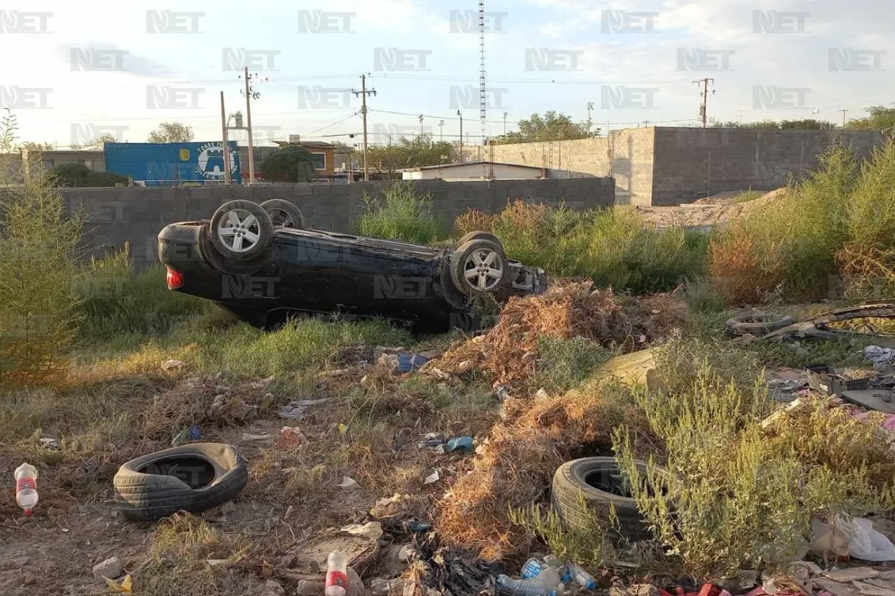 Vuelca pareja su auto y huyen a pie