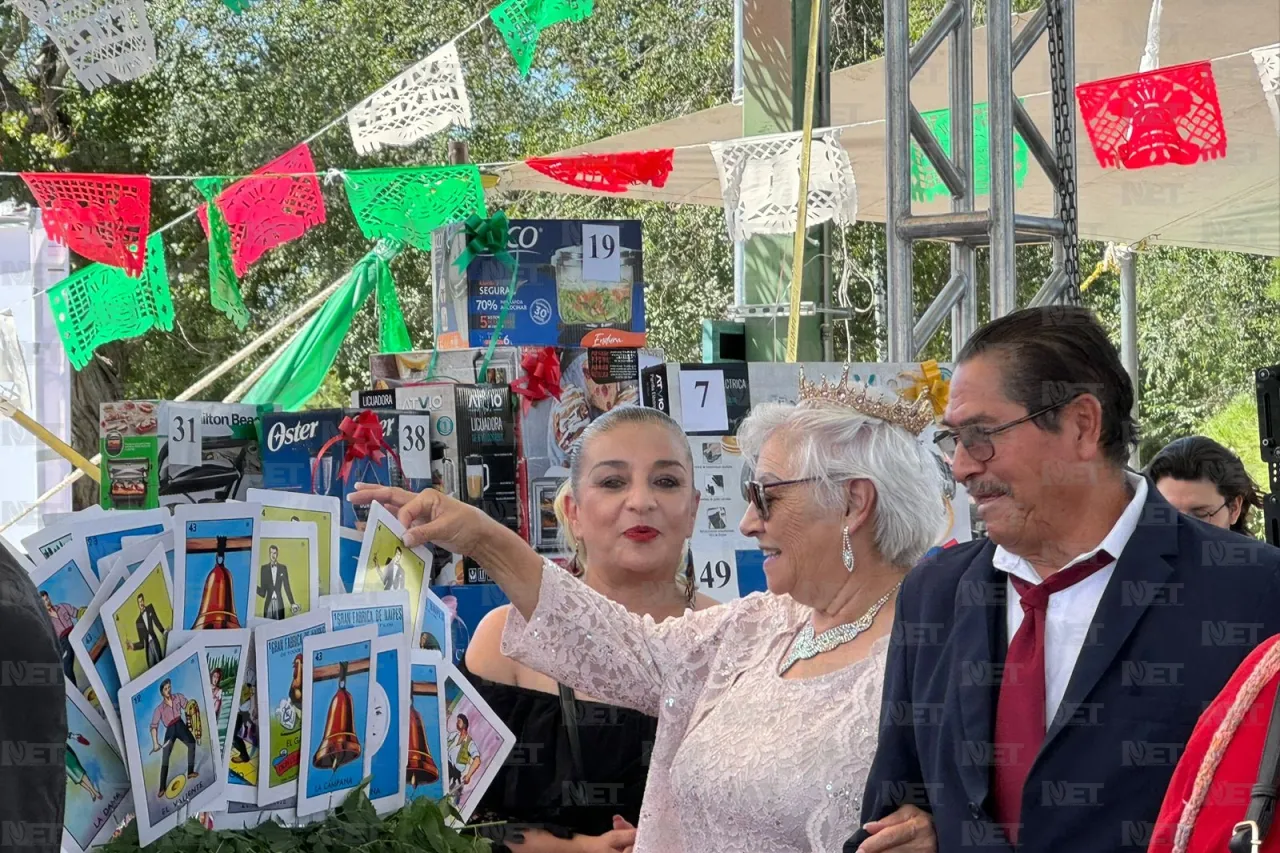 Coronan a la reina de los Consejos del Adulto Mayor