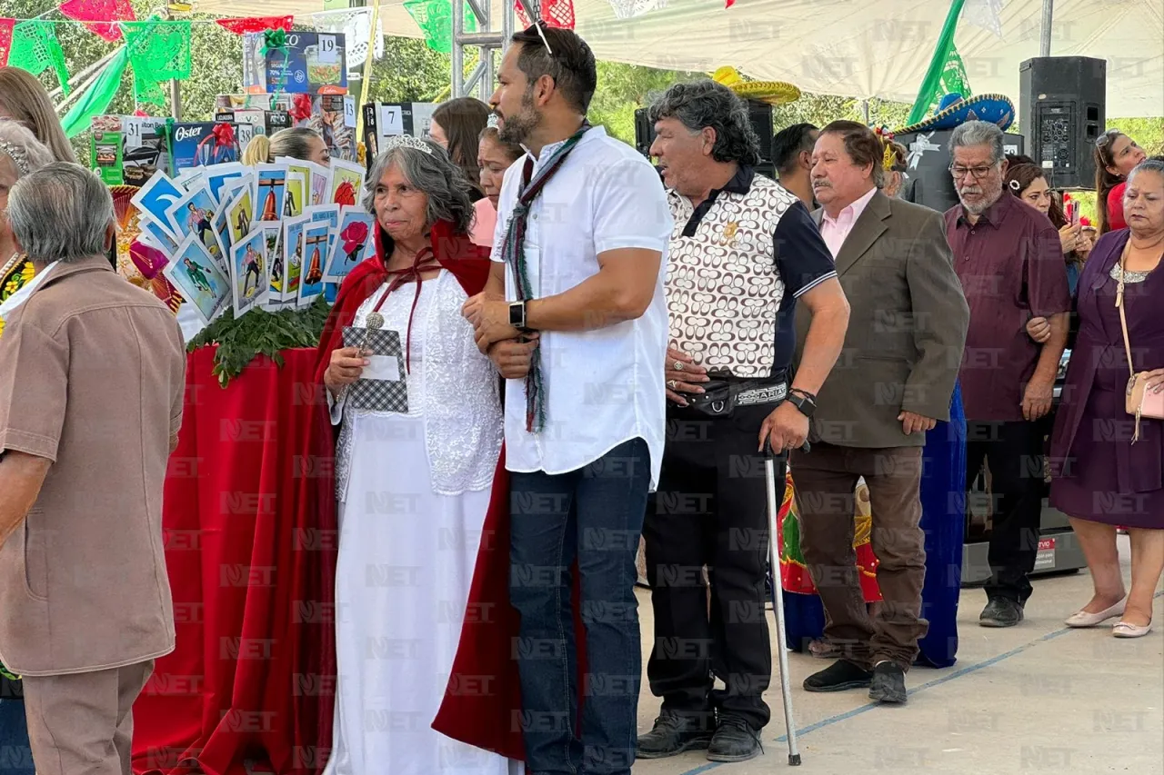 Coronan a la reina de los Consejos del Adulto Mayor